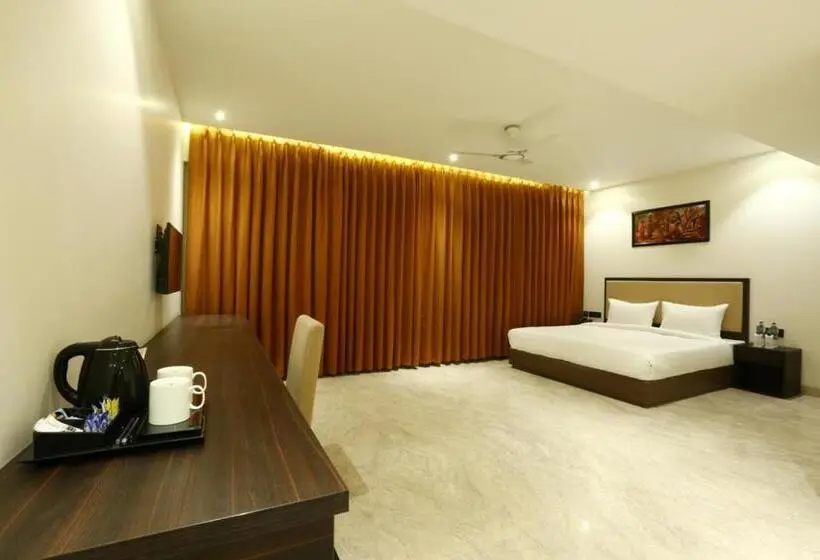 キングサイズベッドのデラックススイート, Centrum Hotel By Brijwasi