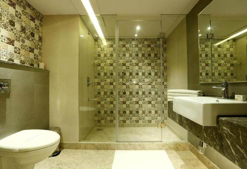 Люкс Deluxe Кровать Кинг, Centrum Hotel By Brijwasi