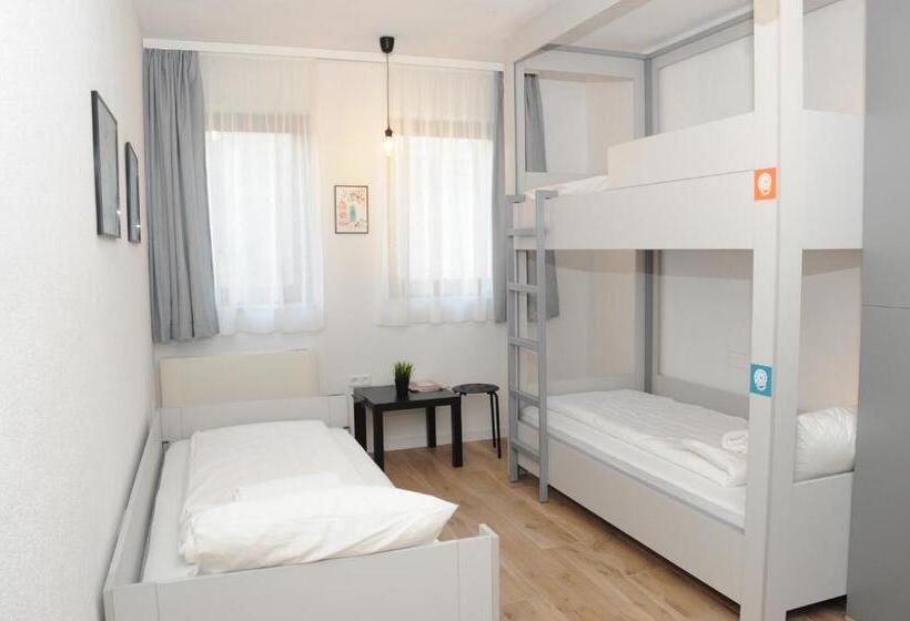 تختخواب در اتاق مشترک, Hostel Kucha