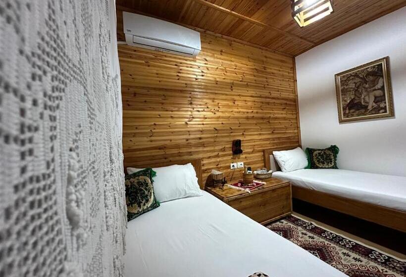 اتاق استاندارد با چشم‌انداز باغ, Ahmetaj Guest House