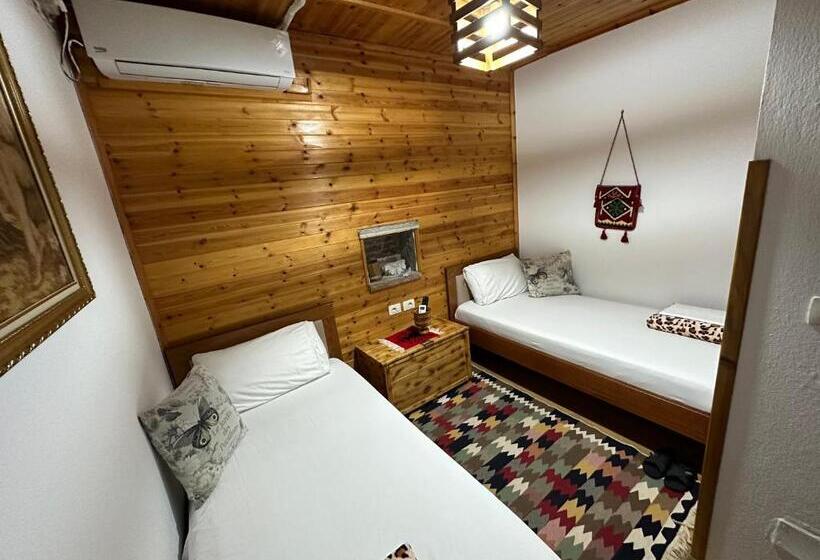 اتاق استاندارد با چشم‌انداز, Ahmetaj Guest House