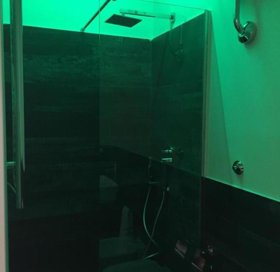 اتاق استاندارد سه نفره, Morra's Home