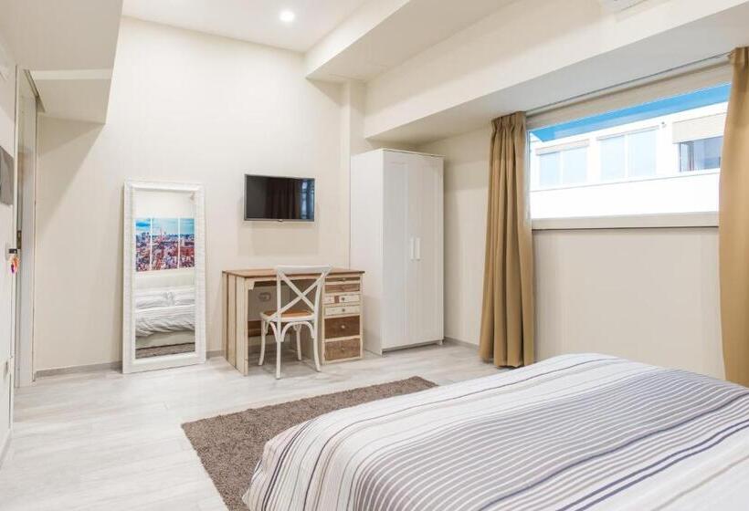 اتاق استاندارد سه نفره, Morra's Home