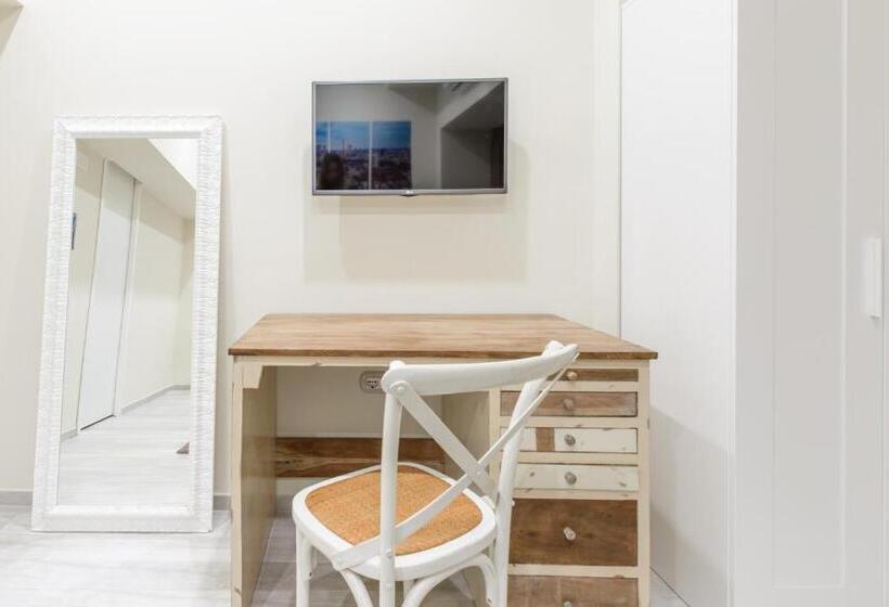 اتاق استاندارد سه نفره, Morra's Home