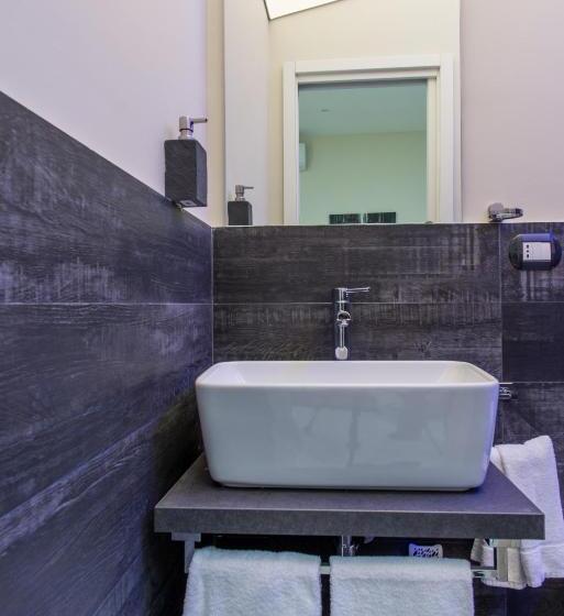 اتاق استاندارد چهار تخته, Morra's Home