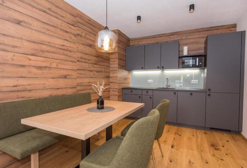 דירת שני חדרים, Restaurant Gruber