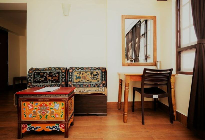 Quarto Familiar, The Griffon's Nest