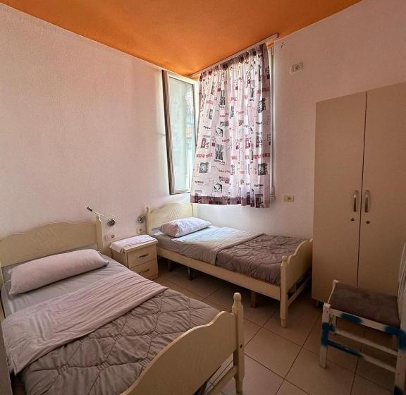 Quarto Economy, Kultura Hostel