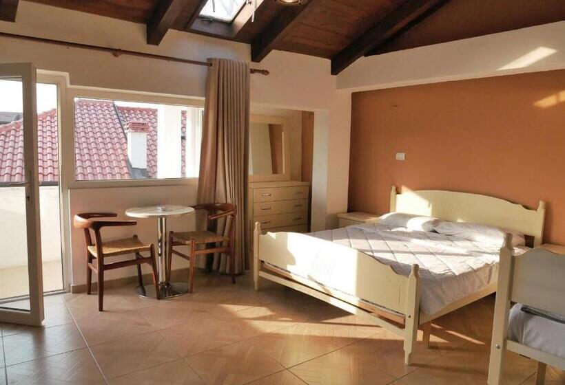 Quarto Triplo Superior, Kultura Hostel