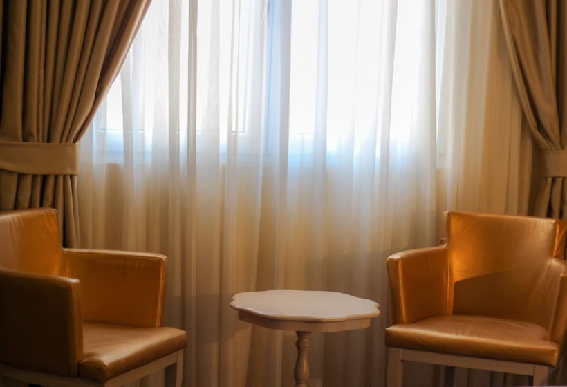 جناح ديلوكس, Deluxe