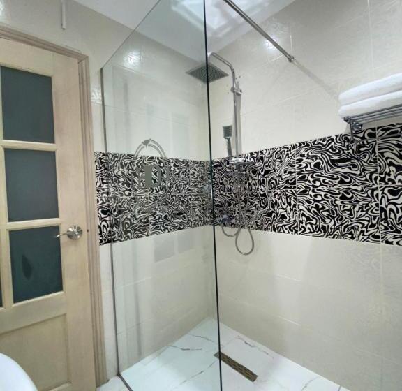 חדר משפחתי, Deluxe