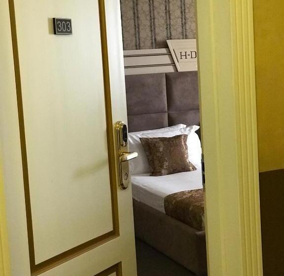 חדר משפחתי, Deluxe