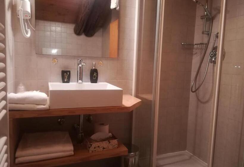 غرفة دور أخير, Albergo Pa  Krhaizar