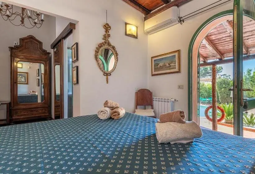 プールビュースタンダードルーム, Guest House Villa Verde Short Term Room Rentals