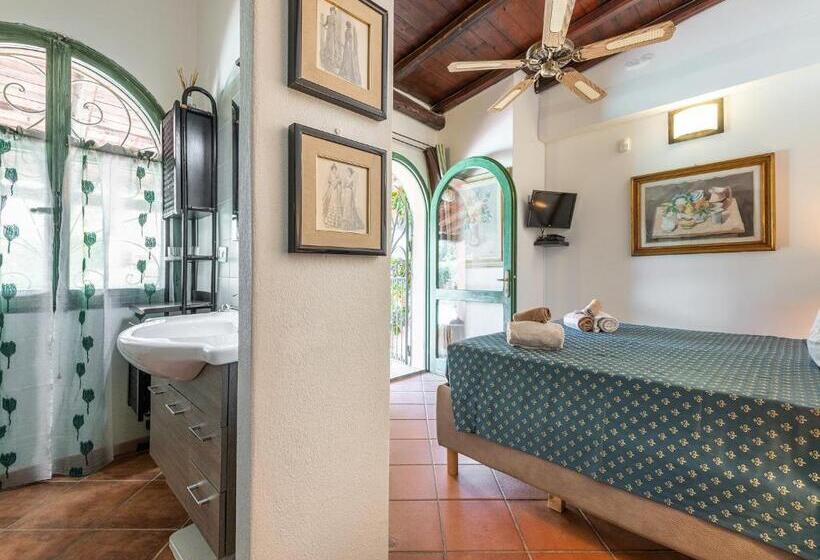 חדר סטנדרט נוף לבריכה, Guest House Villa Verde   Short Term Room Rentals