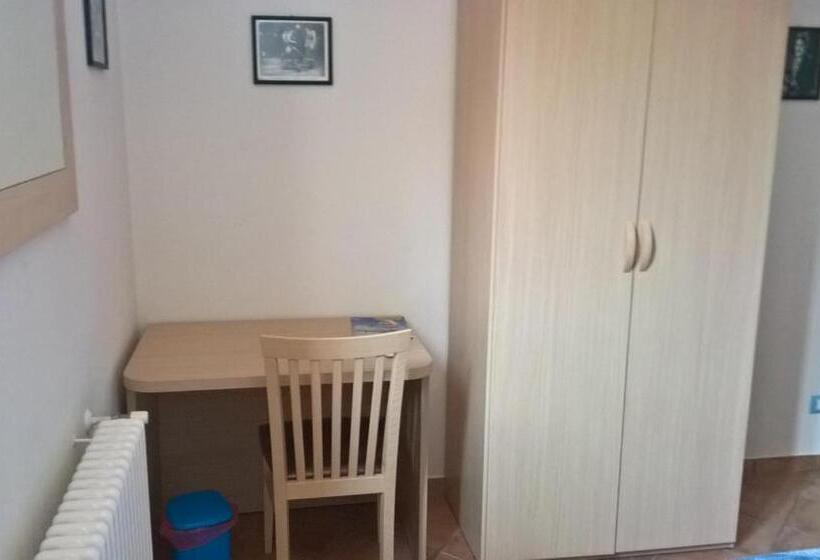 اتاق استاندارد سه نفره, L'oro Della Città