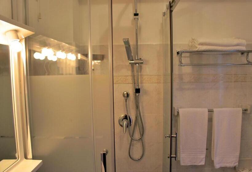 اتاق استاندارد سه نفره, Bucaneve
