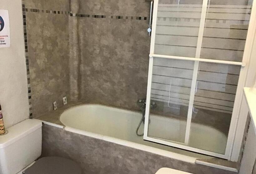 غرفة قياسية مطلّة علي البحر, L Ilot Fleuri