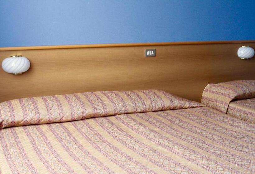 标准三人间, Monumento