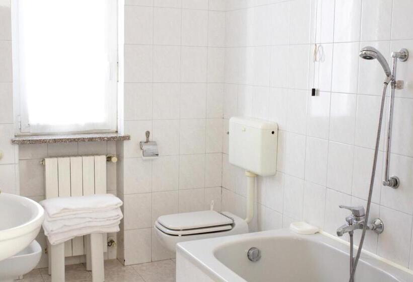 四人标准间, Monumento