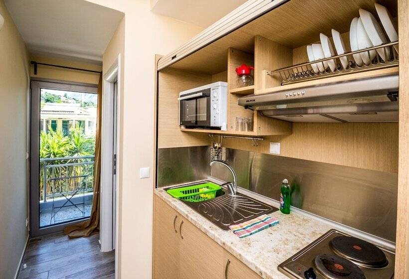 شقة غرفة واحدة, Nefeli