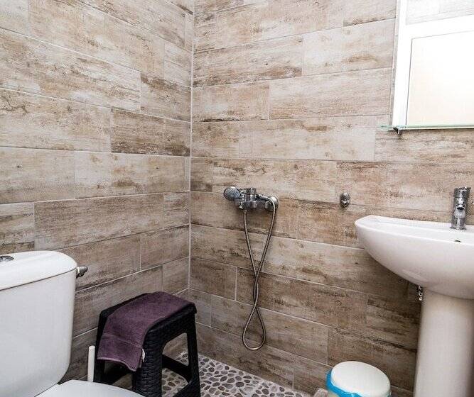 شقة غرفة واحدة, Nefeli