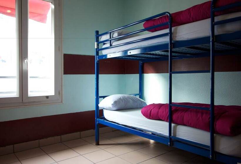 اتاق استاندارد سه تخته با سرویس بهداشتی مشترک, Auberge Internationale Des Jeunes