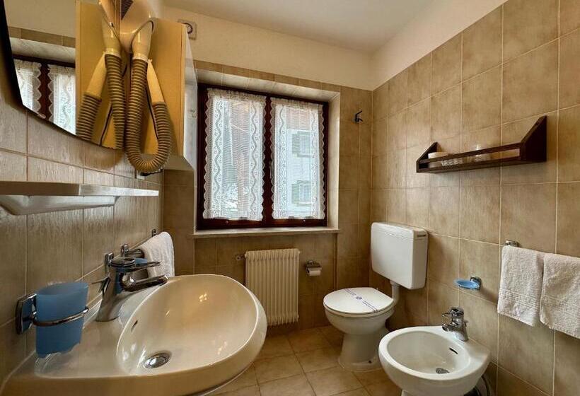 Pokój Czteroosobowy Standard z Balkonem, B&b Cèsa Planber Mountain View Ski In Ski Out