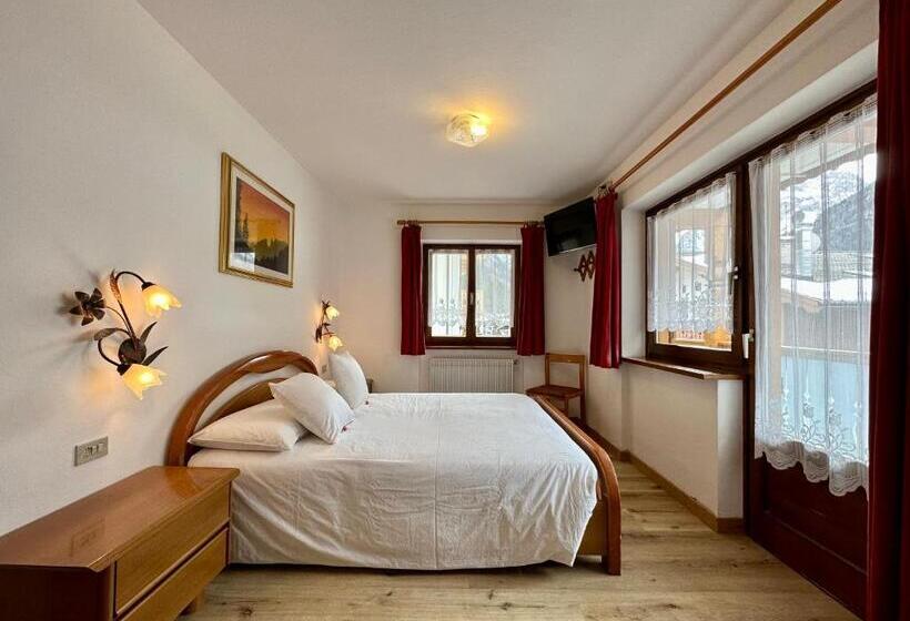 Pokój Czteroosobowy Standard z Balkonem, B&b Cèsa Planber Mountain View Ski In Ski Out