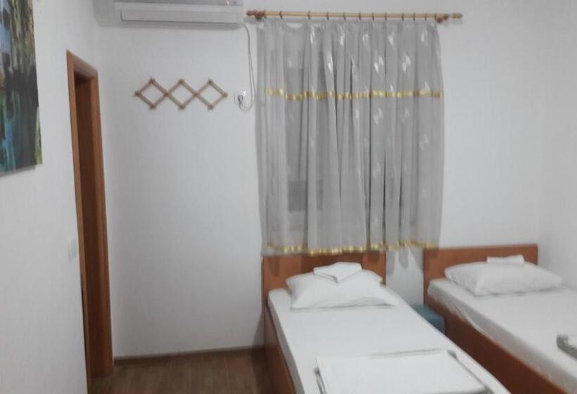 اتاق استاندارد سه نفره, Hostel Hercegovina