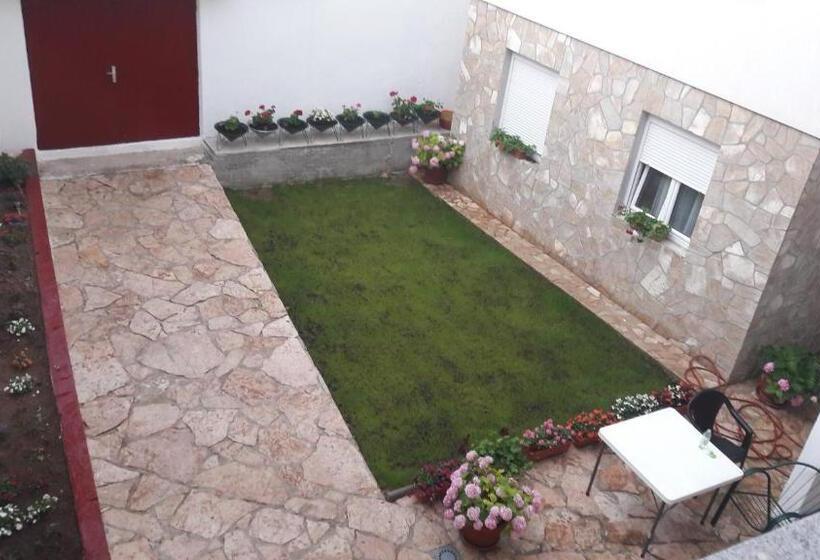 اتاق استاندارد سه نفره, Hostel Hercegovina