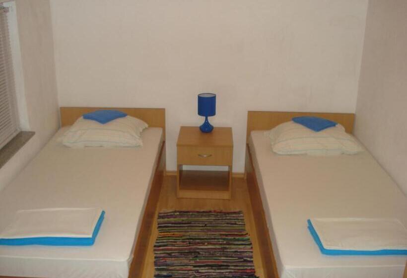 اتاق استاندارد با سرویس بهداشتی مشترک, Hostel Hercegovina