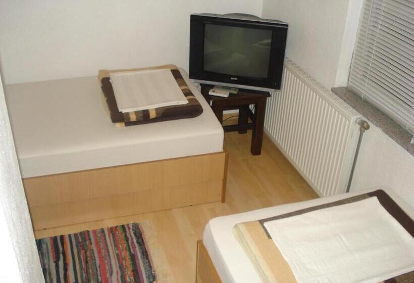 اتاق استاندارد با سرویس بهداشتی مشترک, Hostel Hercegovina