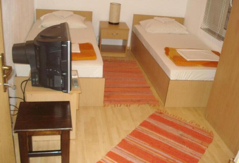 اتاق استاندارد با سرویس بهداشتی مشترک, Hostel Hercegovina