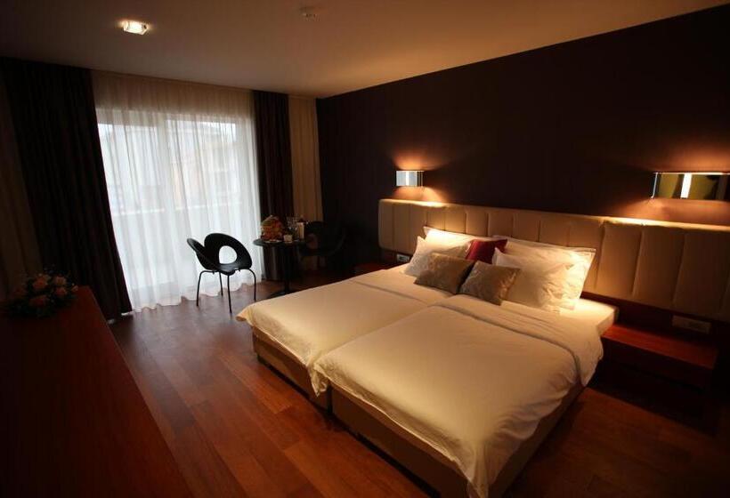 اتاق استاندارد, In