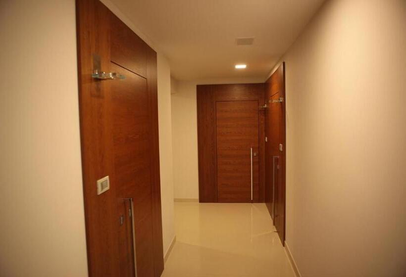 اتاق استاندارد, In