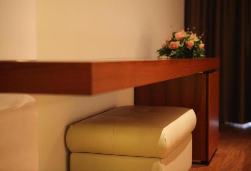 اتاق استاندارد سه نفره, In