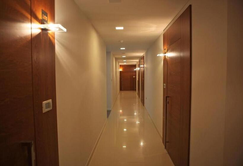 اتاق استاندارد سه نفره, In