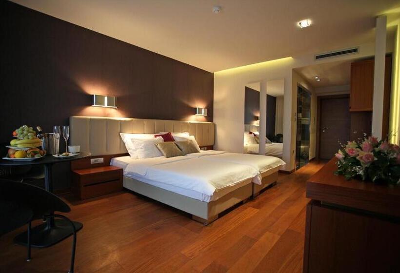 اتاق استاندارد سه نفره, In