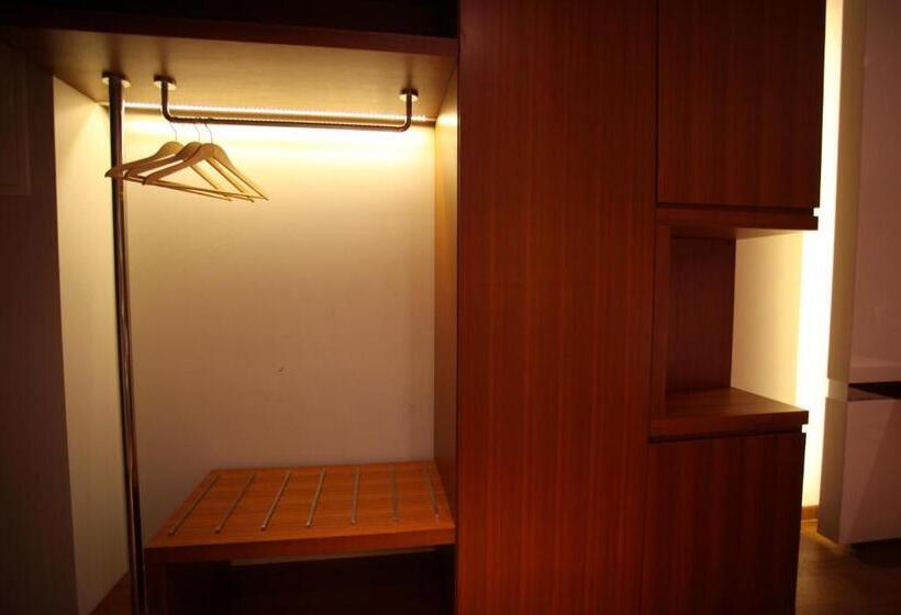 اتاق استاندارد سه نفره, In