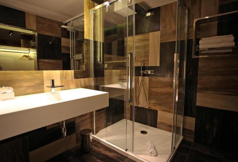 اتاق لوکس یک تخته, In