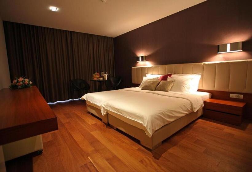 اتاق استاندارد سه نفره, In