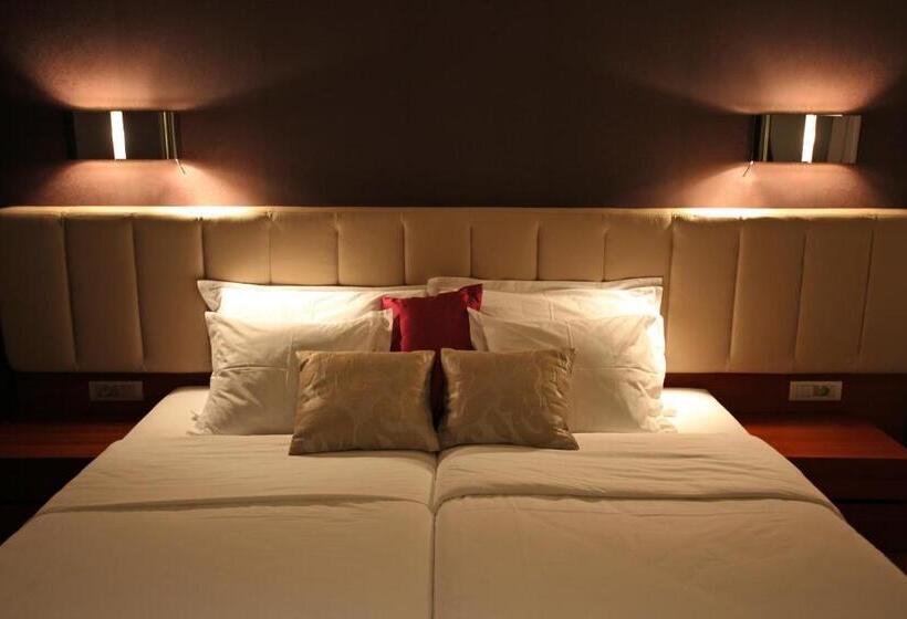 اتاق استاندارد سه نفره, In