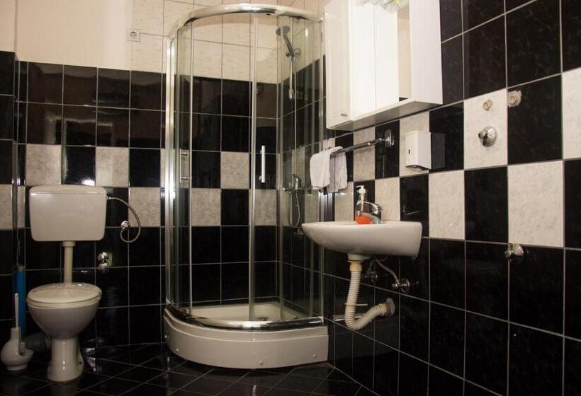 اتاق لوکس, Motel Aura