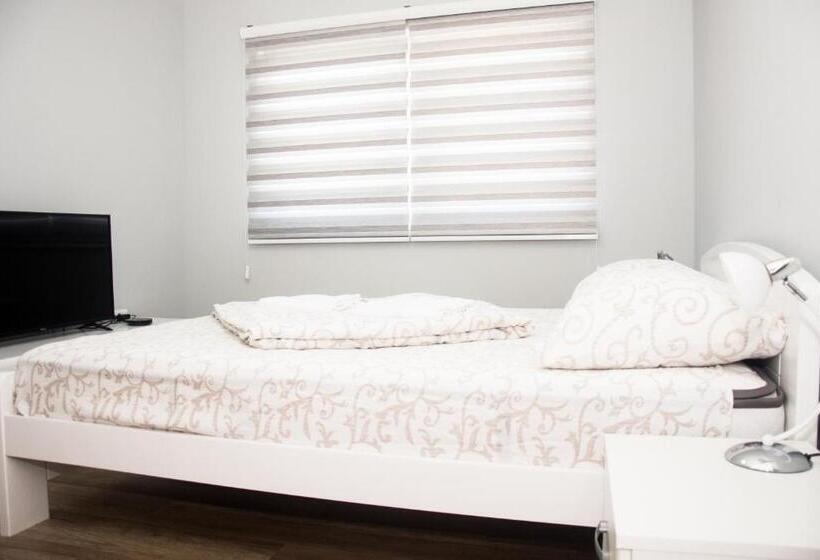 استودیو استاندارد با تخت کینگ, Motel Aura