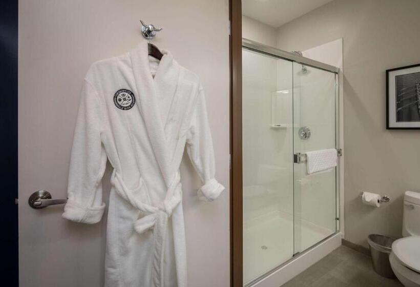 מיטת קינג בסוויטה, Aristocrat Hotel, Bw Signature Collection