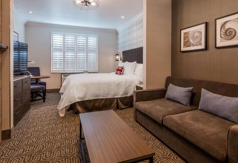 מיטת קינג בסוויטה, Aristocrat Hotel, Bw Signature Collection