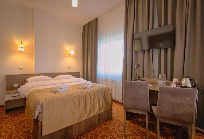 חדר סטנדרט לשלושה, Sezam