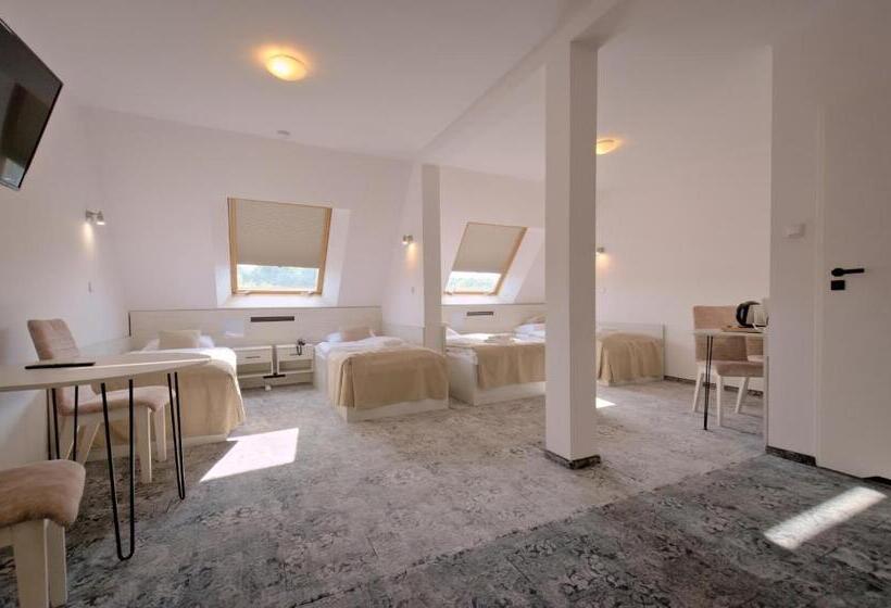 חדר סטנדרט לארבעה, Sezam