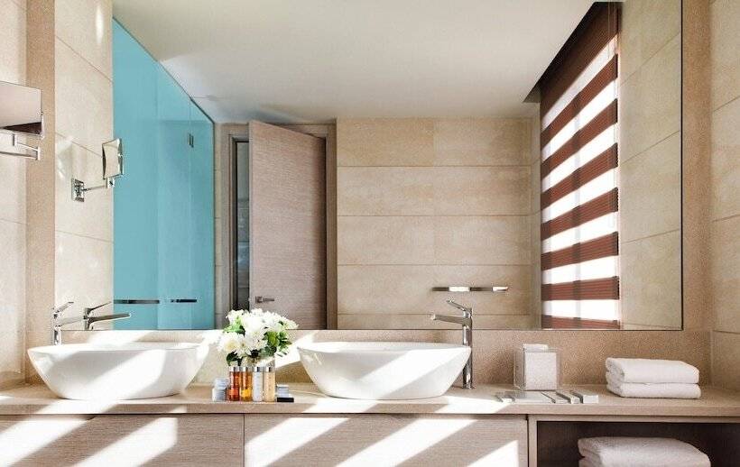 חדר משפחתי, Sani Dunes